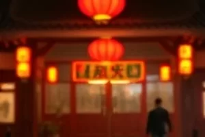 雨停后的屋檐滴水与湿漉石阶