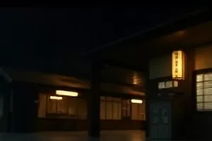 老巷里挂着的纸灯笼与潮湿砖墙