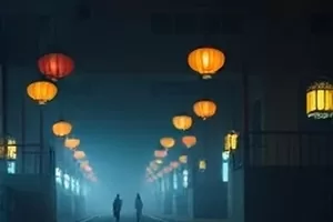 合上的笔记本压在窗台光影上的画面